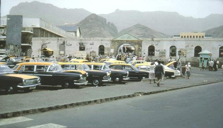 فزرة وموقف تاكسي.. حين كانت عدن تنتظم على وقع صفارة "الريس"
