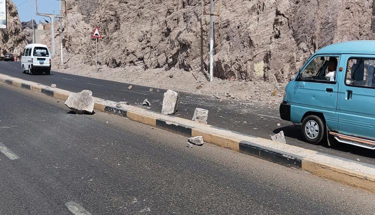 نجاة بأعجوبة من انهيار صخري مفاجئ في عقبة عدن