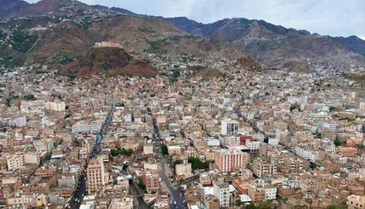 "ضابط يعود من بوابة الانتهاك".. امرأة في تعز تستغيث بعد إعادة تعيين من اقتحم منزلها