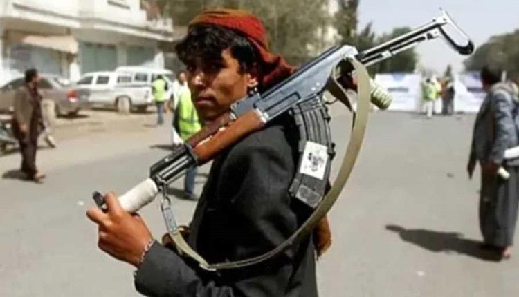 الحوثيون يعتقلون متهمين بجريمة قتل ويُخفون تورط نجل نافذ في صفوفهم