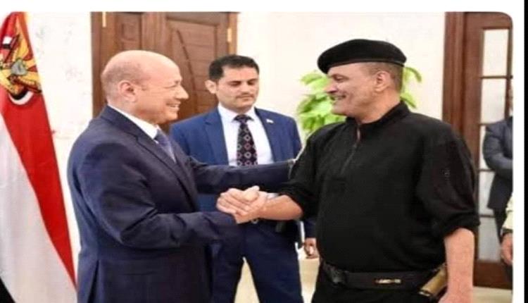 العليمي يتباهى بصورة عابرة.. العاقل: لا شرعية تُشترى بالمصافحات
