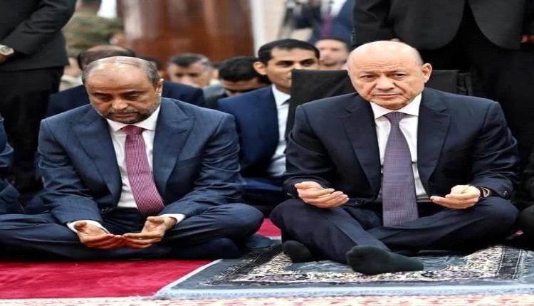 اتهامات للعليمي بشراء الولاءات الإعلامية بالتزامن مع تأخر صرف رواتب الموظفين