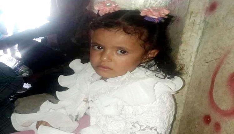 طفلة مجهولة الهوية تائهة بانتظار أسرتها في قسم الشرطة
