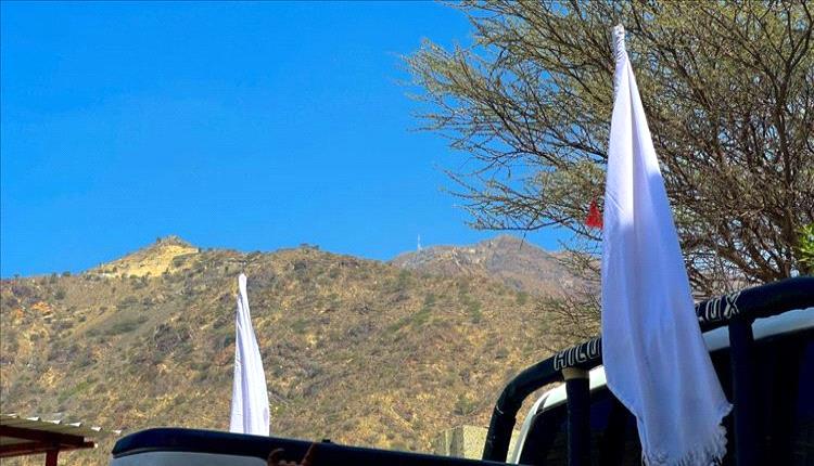 استمرار الجهود لفتح طريق عقبة ثرة وسط تحديات ميدانية ورفض صعود الوفود
