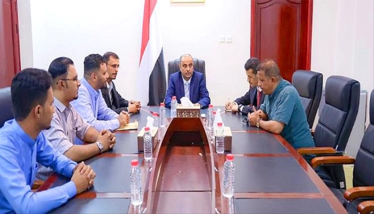 بن بريك يشيد بالمبادرات الشبابية ويعلن تمويل المرحلة الثانية لطريق أبين الدولي