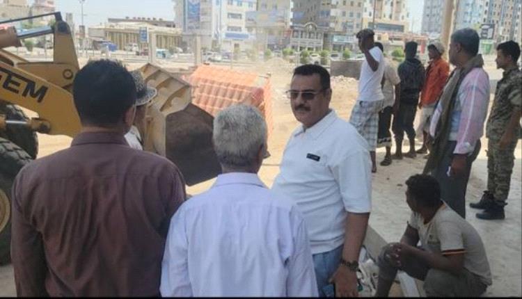 مأمور المنصورة يدعو لحملة عاجلة لإزالة التشوهات الجمالية ويشيد بجهود صندوق النظافة في عدن