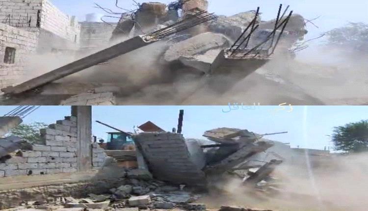 عدن .. بموجب مذكرة رسمية ازالة بناء عشوائي في منطقة الممدارة
