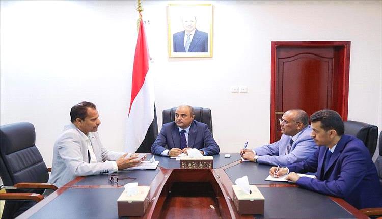 بن بريك يؤكد دعم الحكومة للسلطات المحلية في أبين لتخفيف معاناة المواطنين