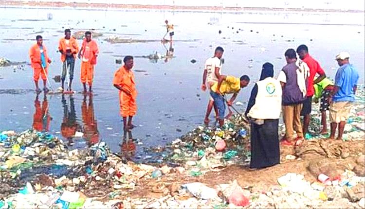 عدن تُنقذ بحيرة الطيور.. حملة نظافة لإحياء محمية البجع