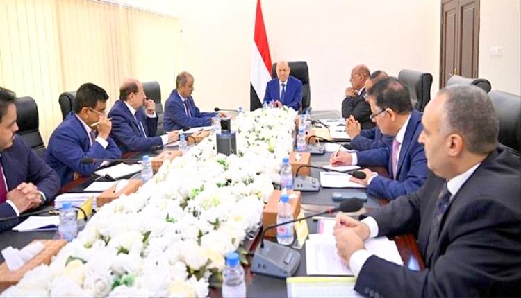 العليمي يحذر من زج اليمن في صراعات الخارج.. اجتماع طارئ لإدارة الأزمات وسط انهيار الريال واحتدام التوترات الإقليمية