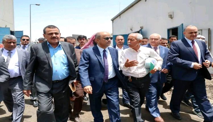 عودة بن بريك والعليمي إلى عدن تُفاقم أزمة الصرف والكهرباء.. هل كان غيابهم هو الأمل الوحيد؟