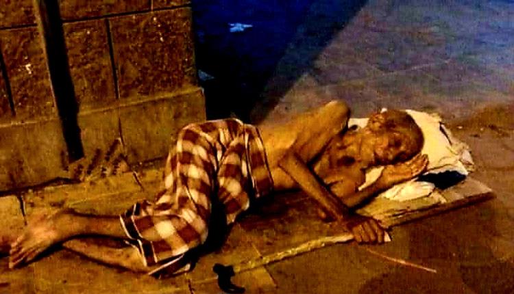 صورة موجعة من عدن.. مسن ينام في الشارع، لهذا السبب!