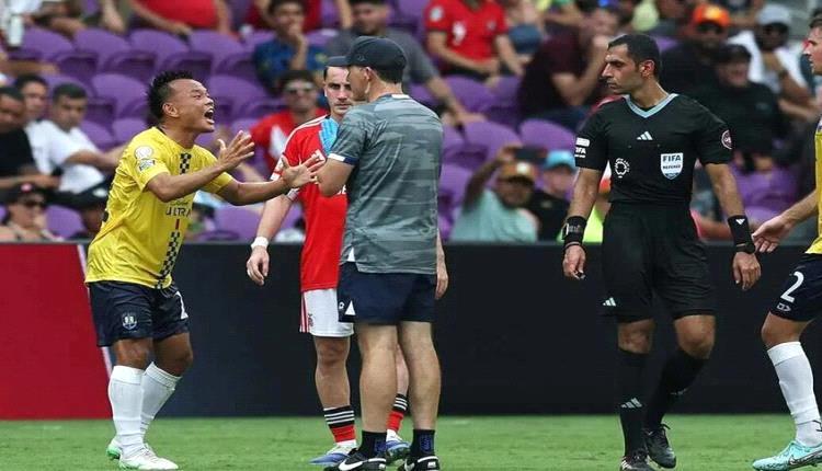 غرائب كأس العالم لا تتوقف.. لاعب أوكلاند سيتي يتشاجر مع طبيبه في مباراة بنفيكا


