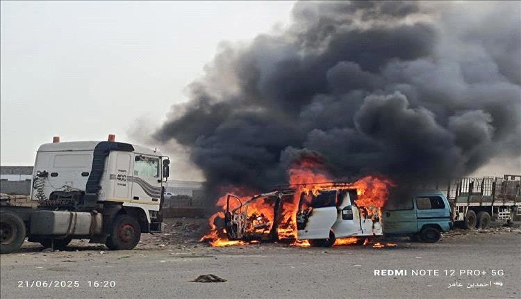 حريق يلتهم باص فوكسي في منطقة الممدارة بعدن
