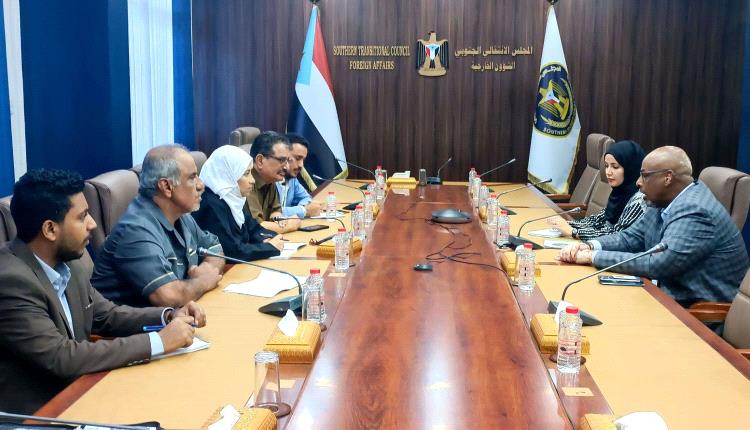 الانتقالي يناقش مع "الأوتشا" تدخلات عاجلة لإغاثة نازحي قرية "قرين" بلحج