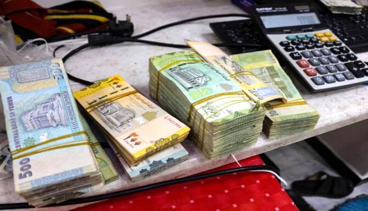 انهيار الخدمات وتهاوي العملة يضعان الحكومة اليمنية على صفيح ساخن
