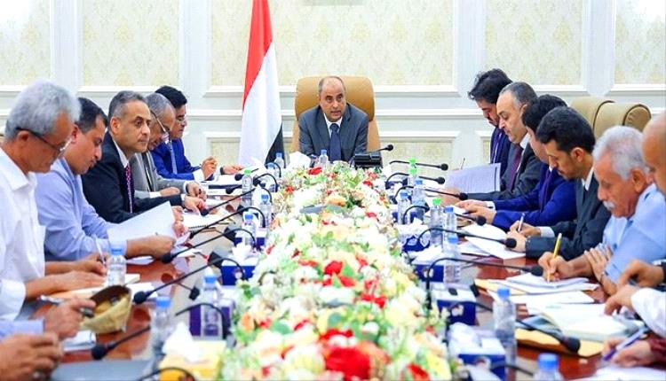 رئيس الوزراء يقر حلولًا إسعافية عاجلة لتوفير الوقود وتأمين الكهرباء في عدن