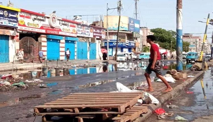 عدن تغرق في المجاري.. والكهرباء تقتل آخر أنفاس المدينة!
