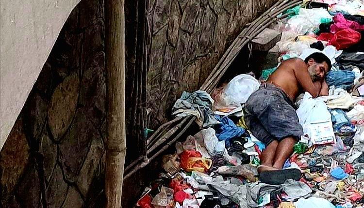 شاب تائه بين النفايات والمجاري في قلب المعلا
