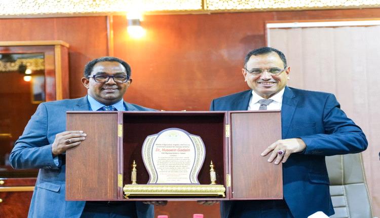 السقطري يكرم ممثل "الفاو" في اليمن