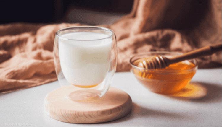 الحليب مع العسل.. مزيج يمنحك 7 فوائد صحية