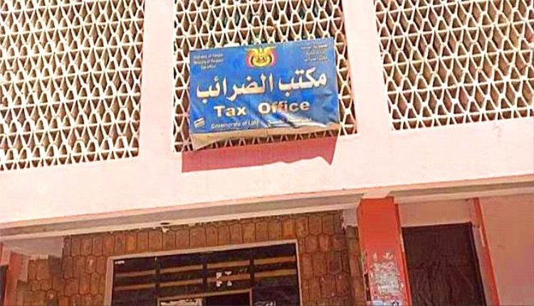 ضرائب لحج تتجاوز 7 مليارات ريال  وتغرق في فوضى التدخلات والفلتان الميداني
