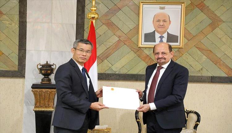 الزنداني يتسلّم أوراق اعتماد السفير الفيتنامي ويؤكد حرص اليمن على تعزيز العلاقات الثنائية