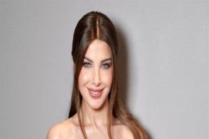 نانسي عجرم ترقص بعفوية وتخطف الأنظار بإطلالة جلدية أنيقة ترويجًا لأغنيتها الجديدة