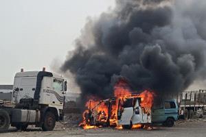 حريق مروع يلتهم "فكسي" ودباب بجوار محطة وقود في عدن