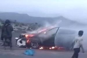 مشهد مرعب.. النيران تلتهم سيارة مواطن بسبب الحرارة