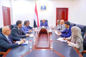 رئيس الوزراء يطلق خطة عاجلة لإنقاذ الاتصالات في عدن
