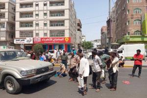 ثورة الجياع تمتد إلى القطاع المالي.. إغلاق بنك إنماء في عدن احتجاجًا على تأخر الرواتب
