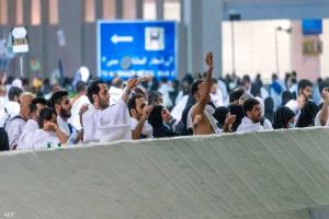 الحجّاج يرمون الجمرات الثلاث في ثاني أيام التشريق