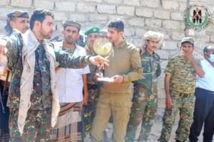 قائد حزام المنطقة الوسطى في أبين يتفقد جبهة ثرة

