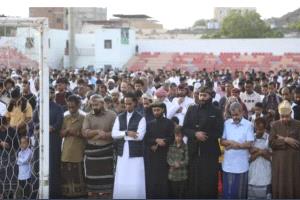 قيادات الانتقالي تؤدي صلاة العيد في مسجد الحبيشي بكريتر
