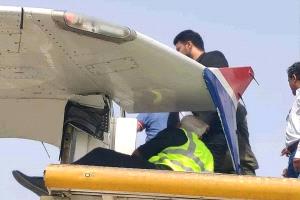 حادث مؤسف في مطار عدن.. اصطدام سلم المسافرين بجناح طائرة