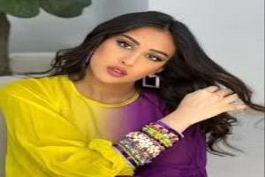 فرح الهادي تستمتع بوقتها مع زوجها في المسبح