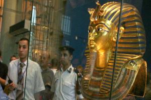 قناع توت عنخ آمون الذهبي إلى المتحف المصري الكبير