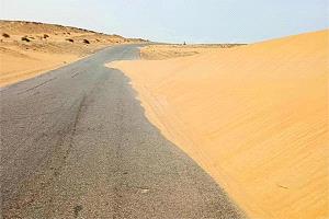 الرمال تبتلع الطريق الدولي في شبوة.. تحذيرات من شلل وشيك قبيل العيد