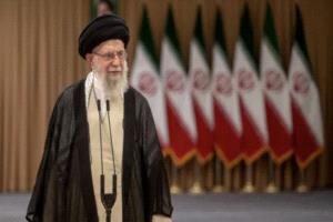 خامنئي يحث بوتين على فعل المزيد بعد الضربات الأمريكية
