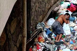 شاب تائه بين النفايات والمجاري في قلب المعلا