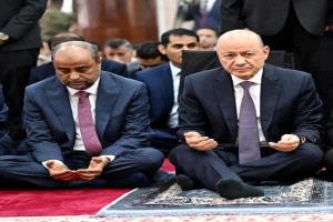 اتهامات للعليمي بشراء الولاءات الإعلامية بالتزامن مع تأخر صرف رواتب الموظفين