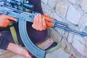 مأساة.. شاب يقتل صديقه بطريق الخطأ أثناء عبثه بالسلاح