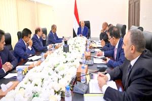 العليمي يحذر من زج اليمن في صراعات الخارج.. اجتماع طارئ لإدارة الأزمات وسط انهيار الريال واحتدام التوترات الإقليمية