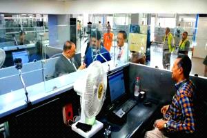 “مروحة شحن في مطار دولي”.. حين تُختزل التنمية في ريشة هواء