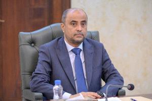 بن بريك يوقف مسؤولَين بارزَين في رئاسة الوزراء على خلفية اتهامات فساد