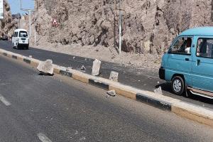 نجاة بأعجوبة من انهيار صخري مفاجئ في عقبة عدن