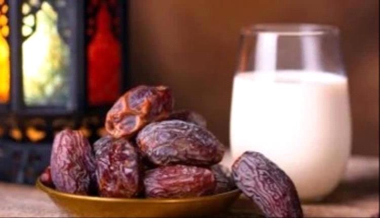 فوائد كسر صيامك على التمر باللبن
