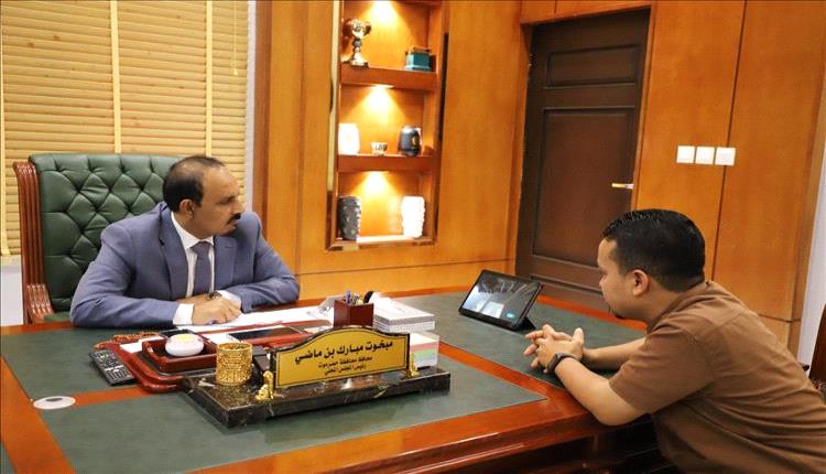 المحافظ بن ماضي يطلع على تحضيرات تدشين مشروع إعادة تأهيل المباني المتضررة بالمكلا القديمة