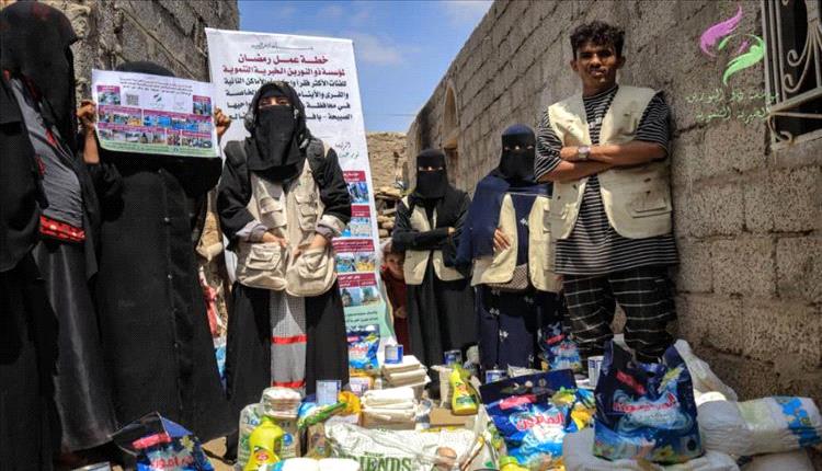 مؤسسة ذو النورين تدعم جمعية الرحمة النسوية في لحج بعدد من السلل الغذائية
